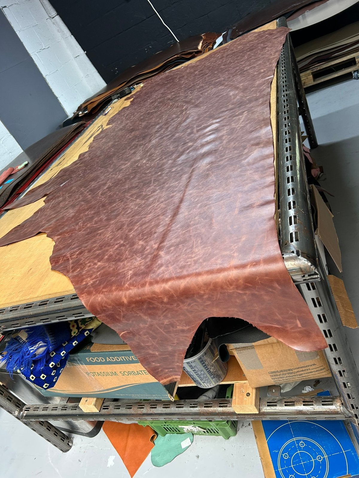 Cognac cryzz halve huid 1.3 mm dikte iets stug en glad A-415, Ophalen of Verzenden