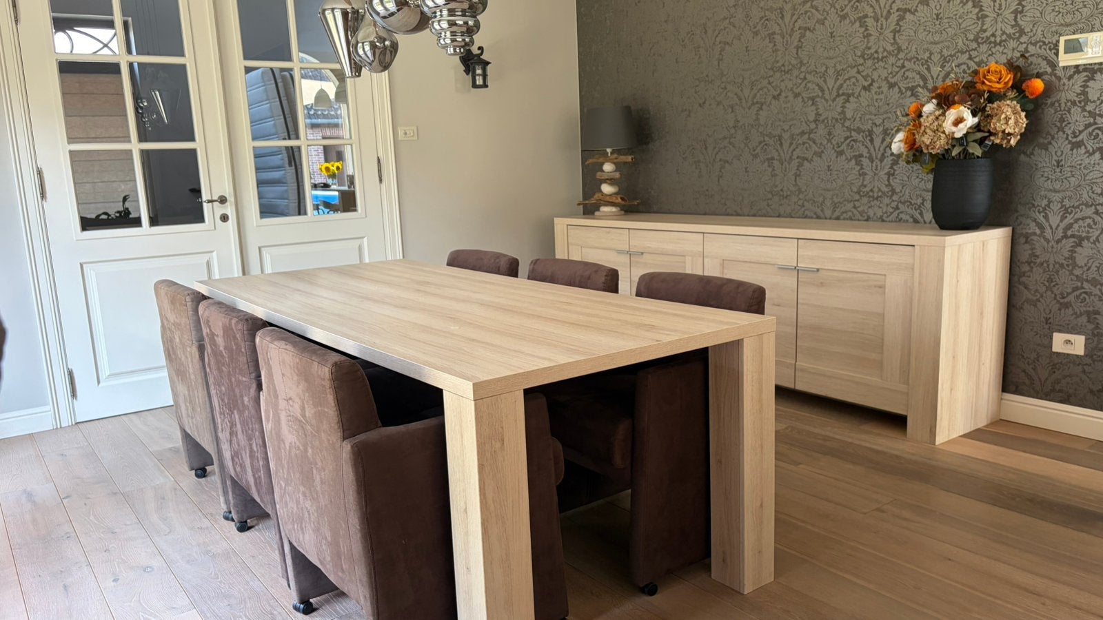 Eetkamer tafel en dressoir, Ophalen
