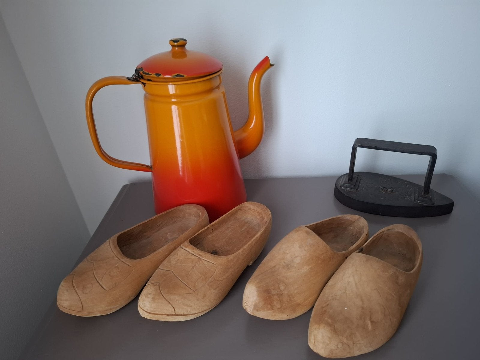 Houten klompen, koffiepot, strijkijzer, Ophalen