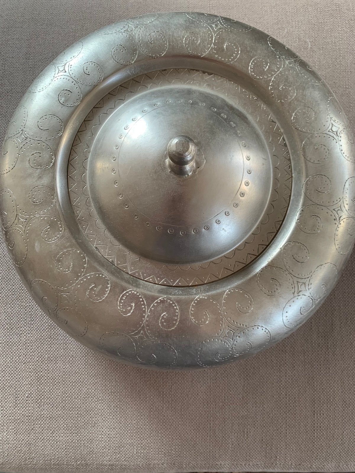 Bonbonnière en métal gravé, Maison & Meubles, Enlèvement, Comme neuf