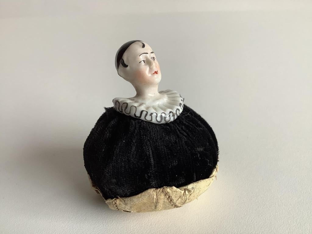 Très rare mini coussin à épingles antique avec demi-poupée, Antiquités & Art, Enlèvement ou Envoi