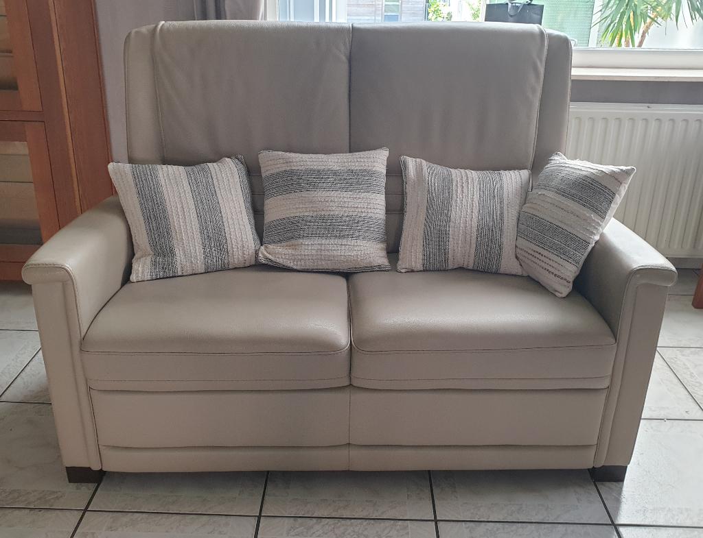 Canapé 2 places en cuir beige - très confortable - bon état, Maison & Meubles, 75 à 100 cm, 125 cm ou plus, Comme neuf, Enlèvement