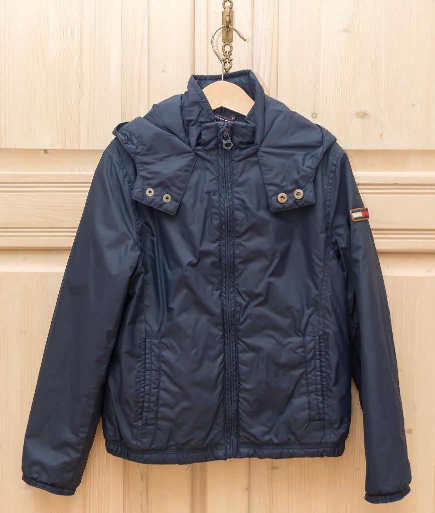 Donkerblauwe jas Tommy Hilfiger, maat 128, Jongen of Meisje, Ophalen of Verzenden, Jas, Tommy Hilfiger