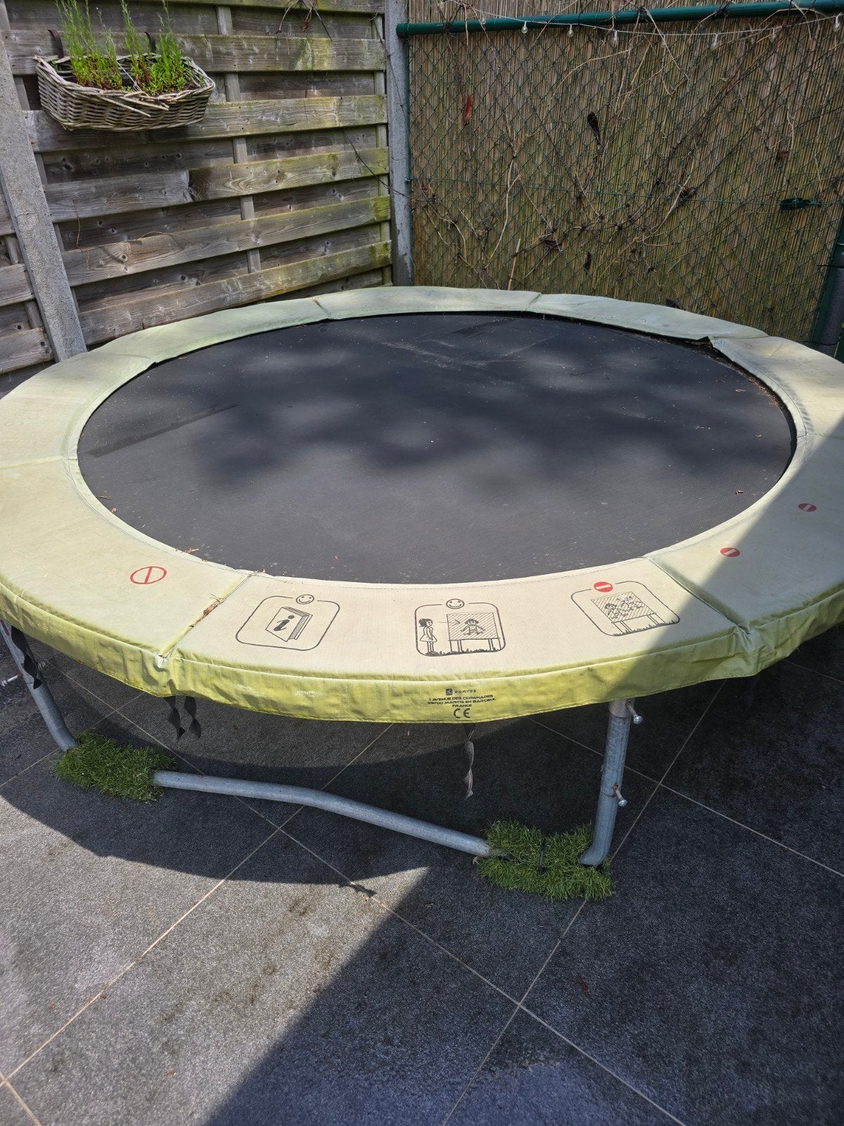 Trampoline diam 2.40 redelijke staat, Kinderen en Baby's, Speelgoed | Buiten | Trampolines, Ophalen