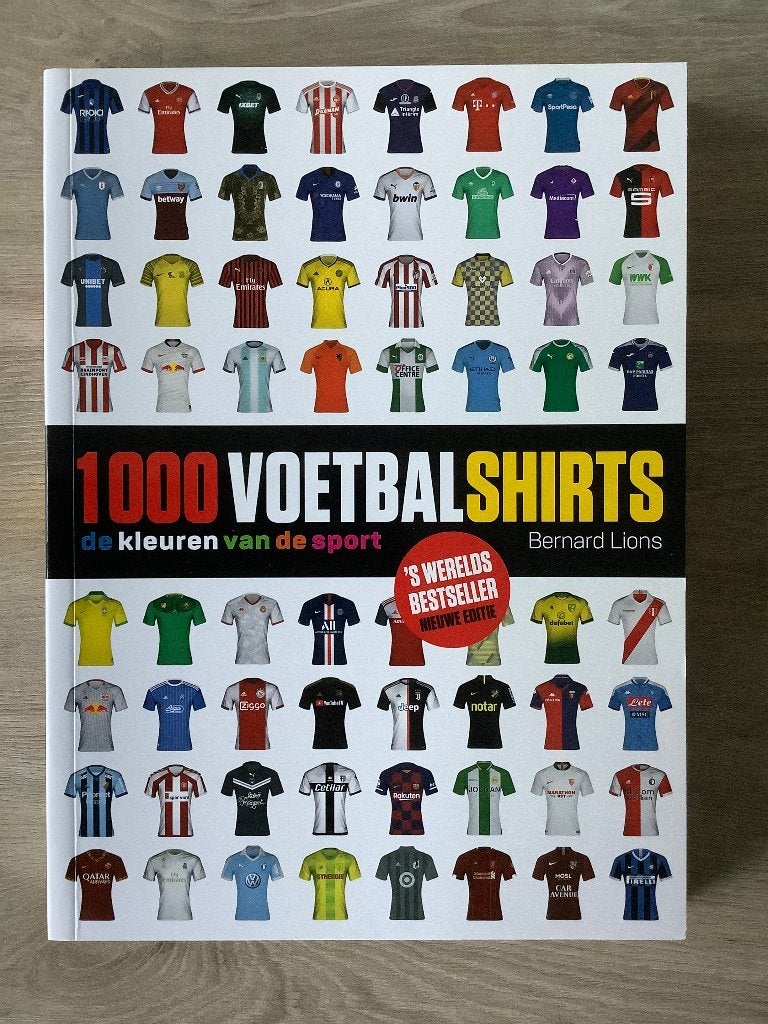 1000 Voetbalshirts de kleuren van de sport, Boeken, Sportboeken, Nieuw, Balsport, Ophalen of Verzenden