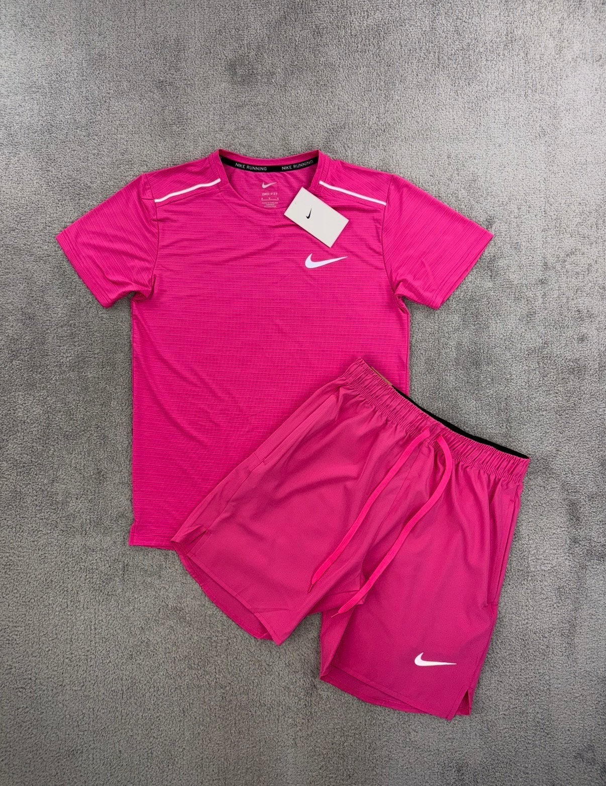 Ensemble Nike Running Miller Rose, Vêtements | Hommes, Vêtements de sport, Enlèvement ou Envoi, Comme neuf, Rose