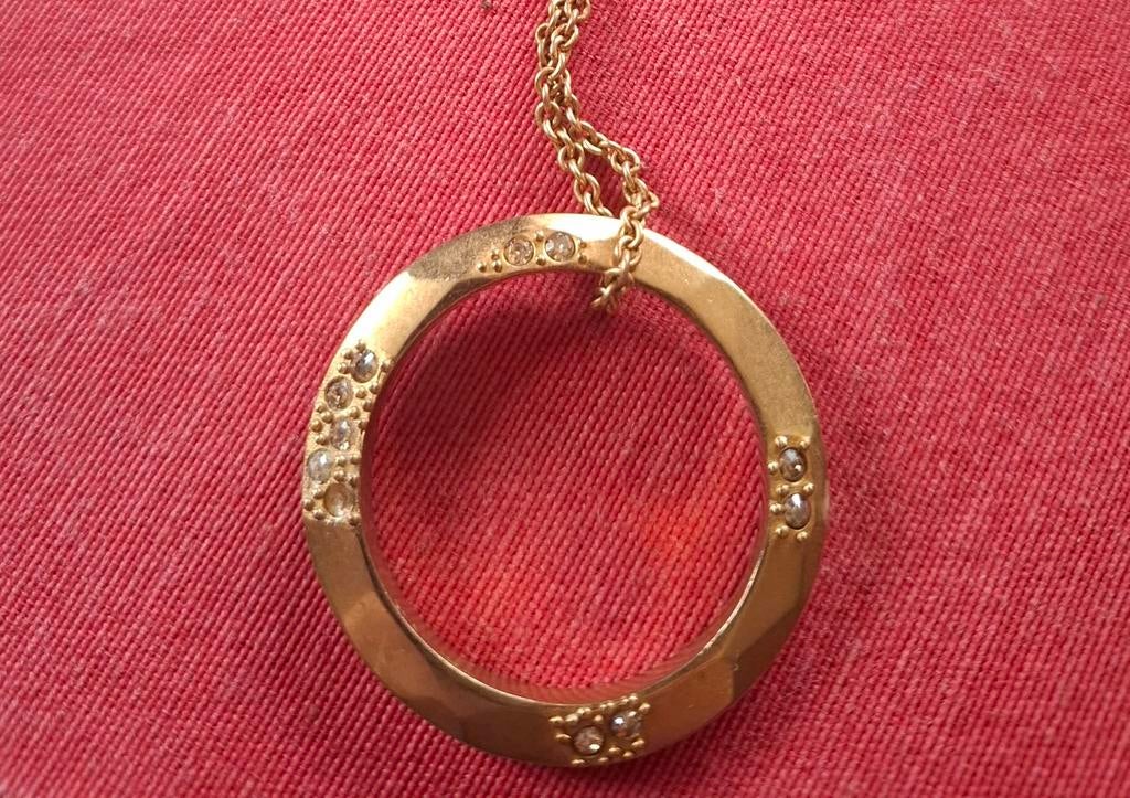 Pendentif long doré « Dyrberg Kern » serti de cristaux, Enlèvement, Pendentif