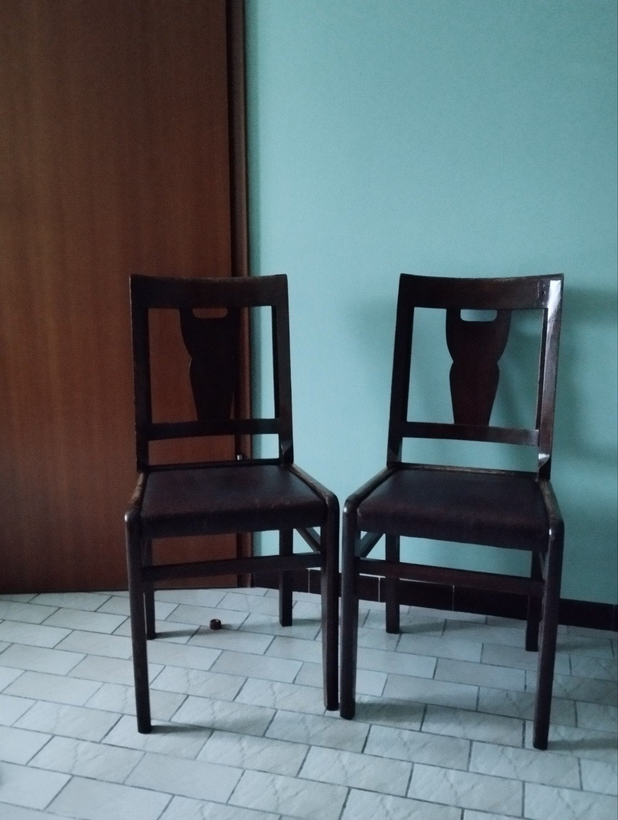 A DONNER 2 chaises vintage années 50 en bois massif, cuir, Ophalen, Leer
