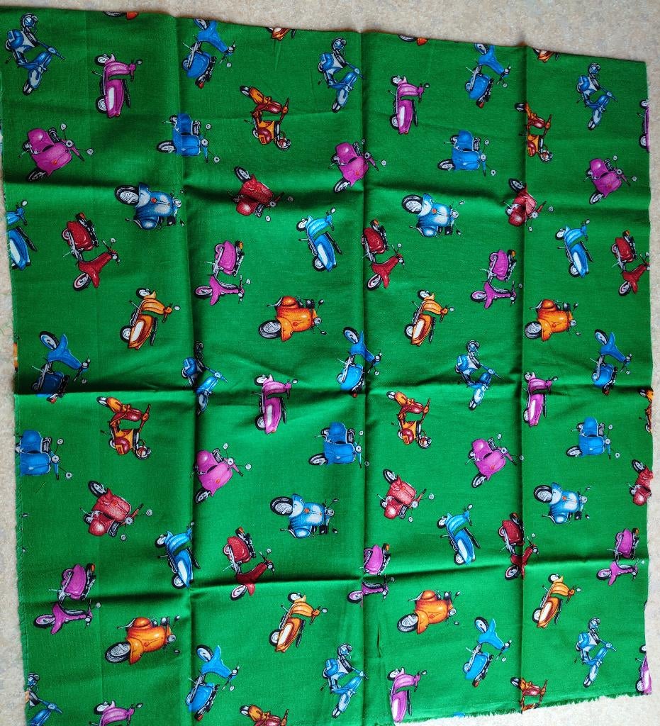 Uniek katoenen stofje met scooters, Hobby & Loisirs créatifs, Tissus & Chiffons, Neuf, Enlèvement ou Envoi, Coton, Vert