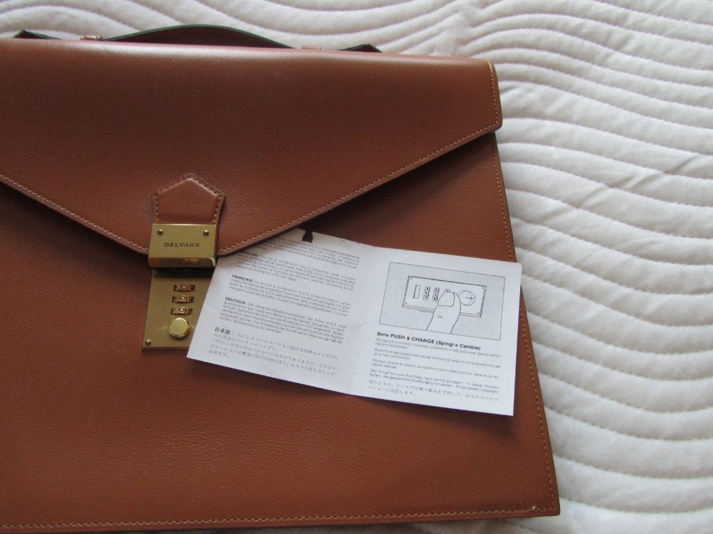 DELVAUX Mallette fauve DIPLOMATE siglée, Envoi