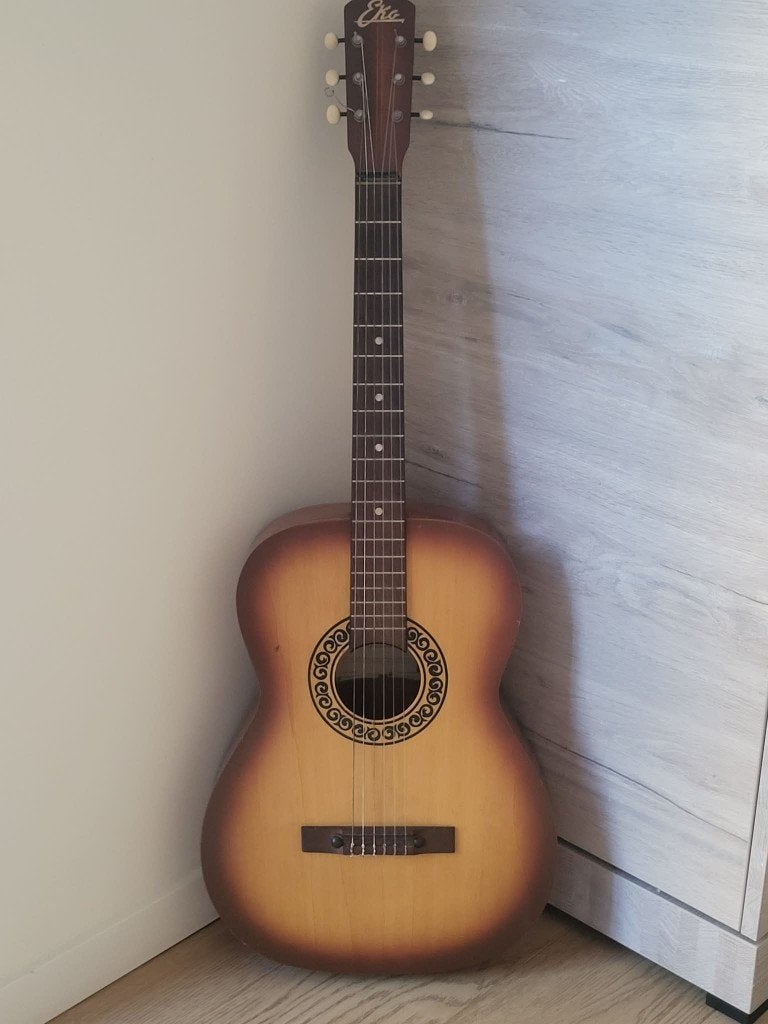 Guitare EKO, Musique & Instruments, Instruments à corde | Guitares | Électriques, Enlèvement, Utilisé