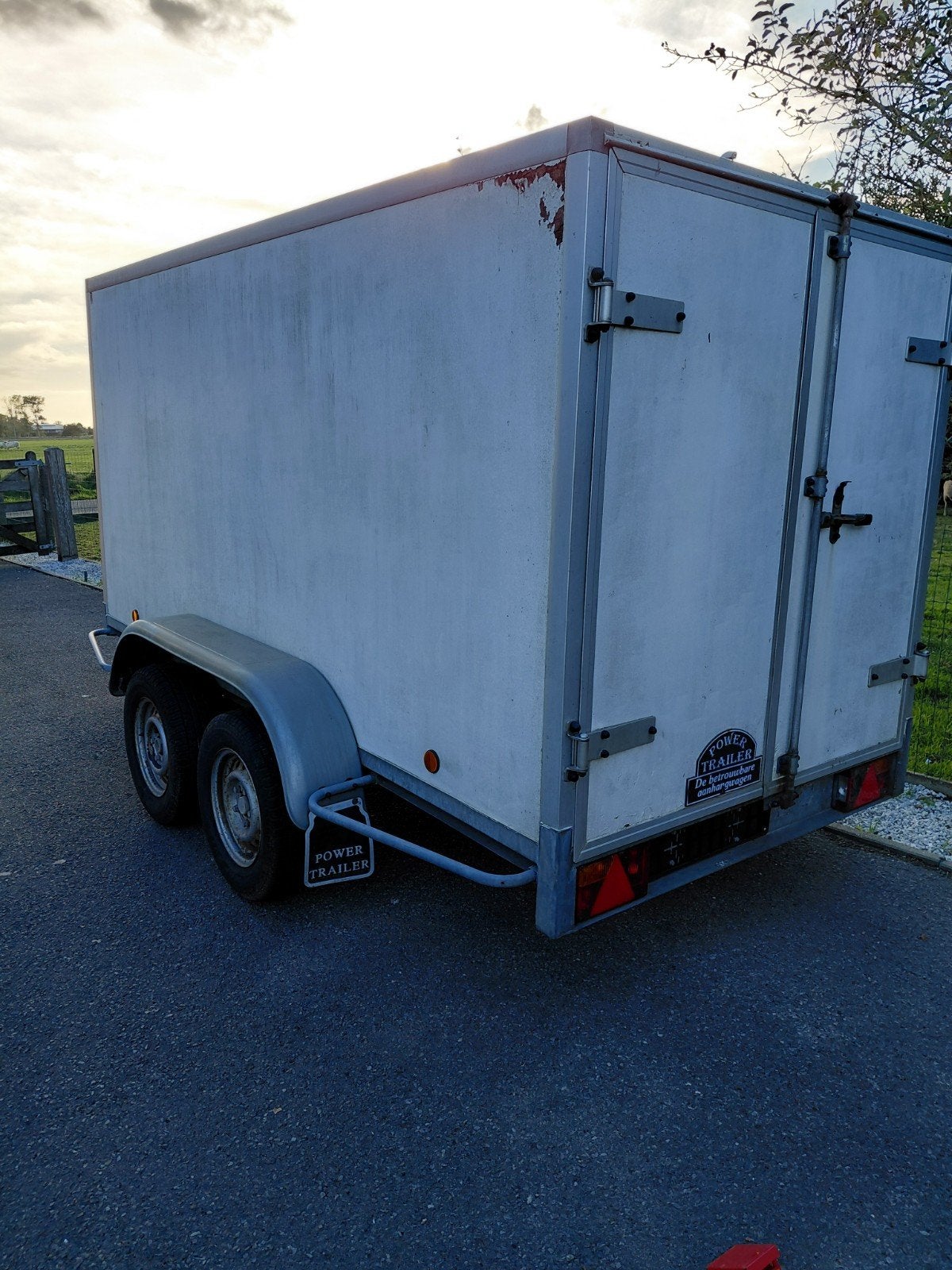 Gesloten geremde aanhangwagen 2000kg, Enlèvement, Utilisé