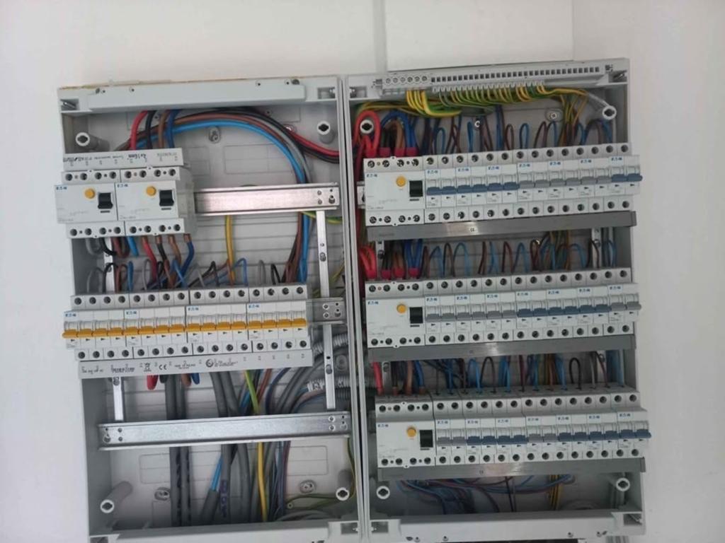 Electricien professionnels 0492363428, Enlèvement ou Envoi