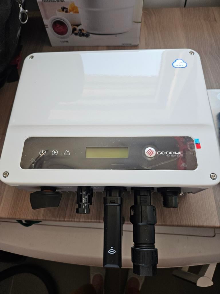 Omvormer voor zonnepanelen Goodwe, Ophalen