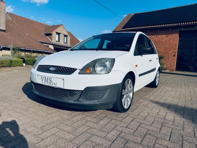 Ford Fiesta 1.3 Benzine * Garantie * Airco *, Auto's, 1299 cc, Stof, Zwart, Wit