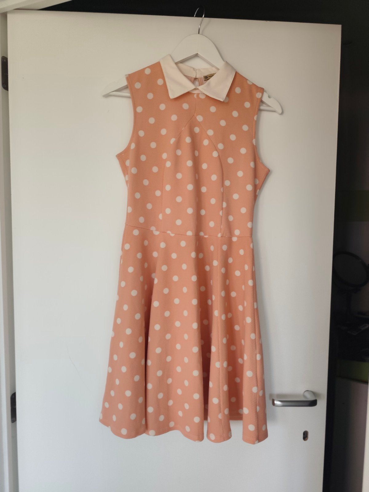 Élégante robe d'été avec petit col fermé par 2 boutons. T. M, Taille 38/40 (M), Maille Demoiselle, Enlèvement ou Envoi, Longueur genou