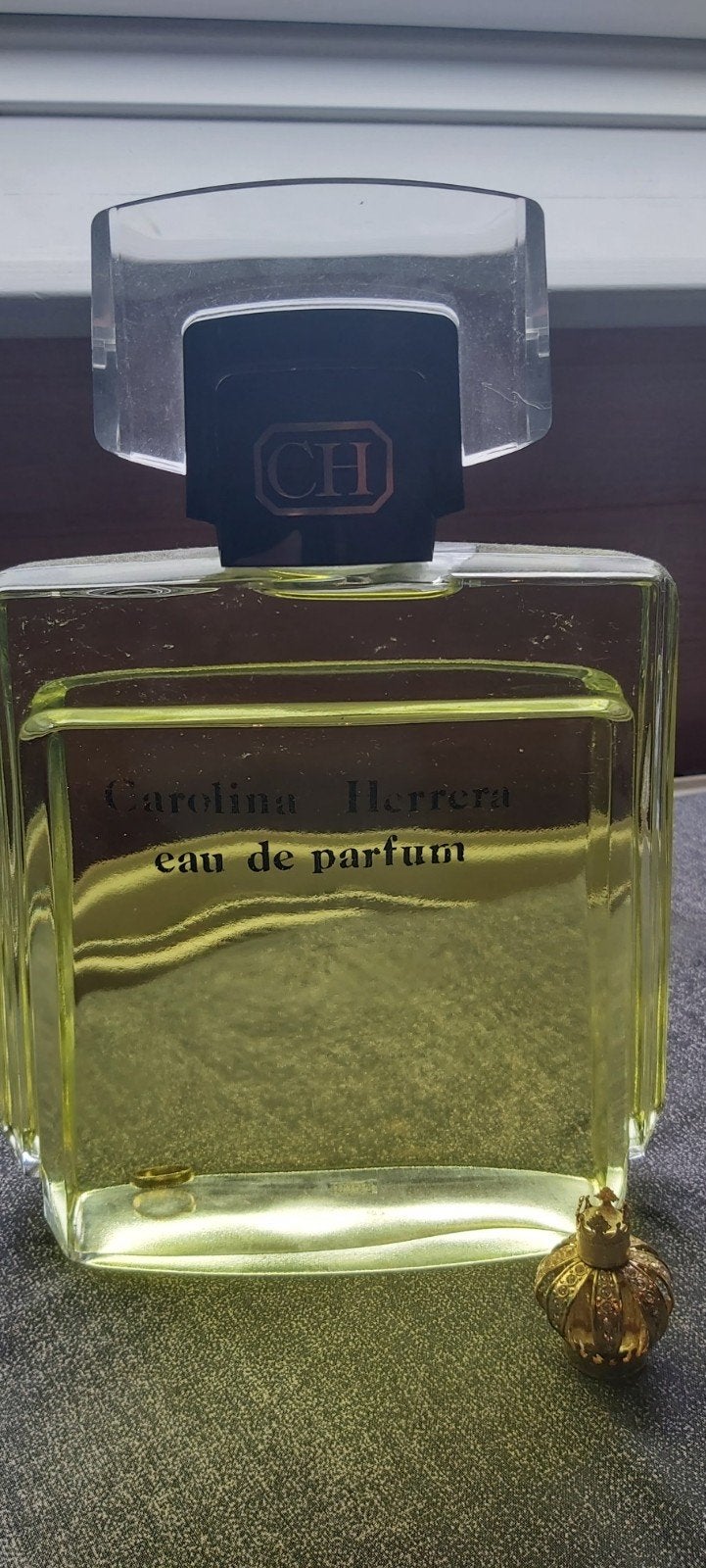 Factice Carolina Herrera, Ophalen