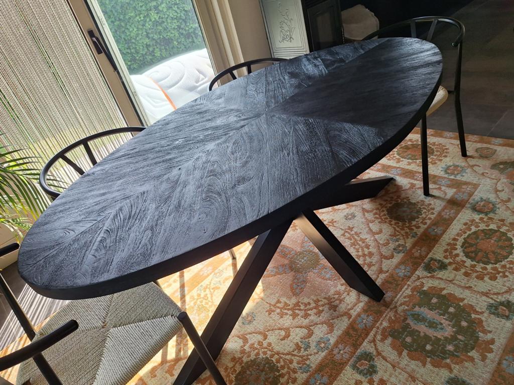 Ovale eettafel, Enlèvement