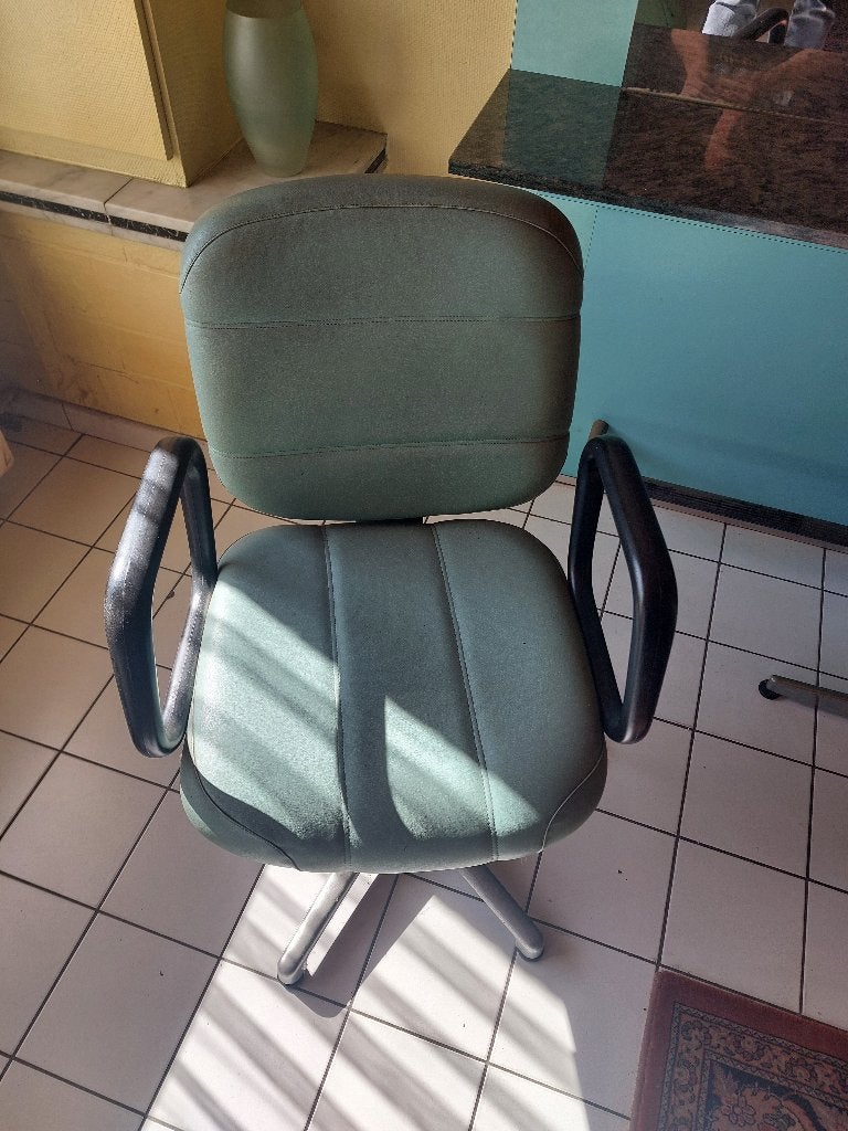 Mooi kapsalon inrichting te koop