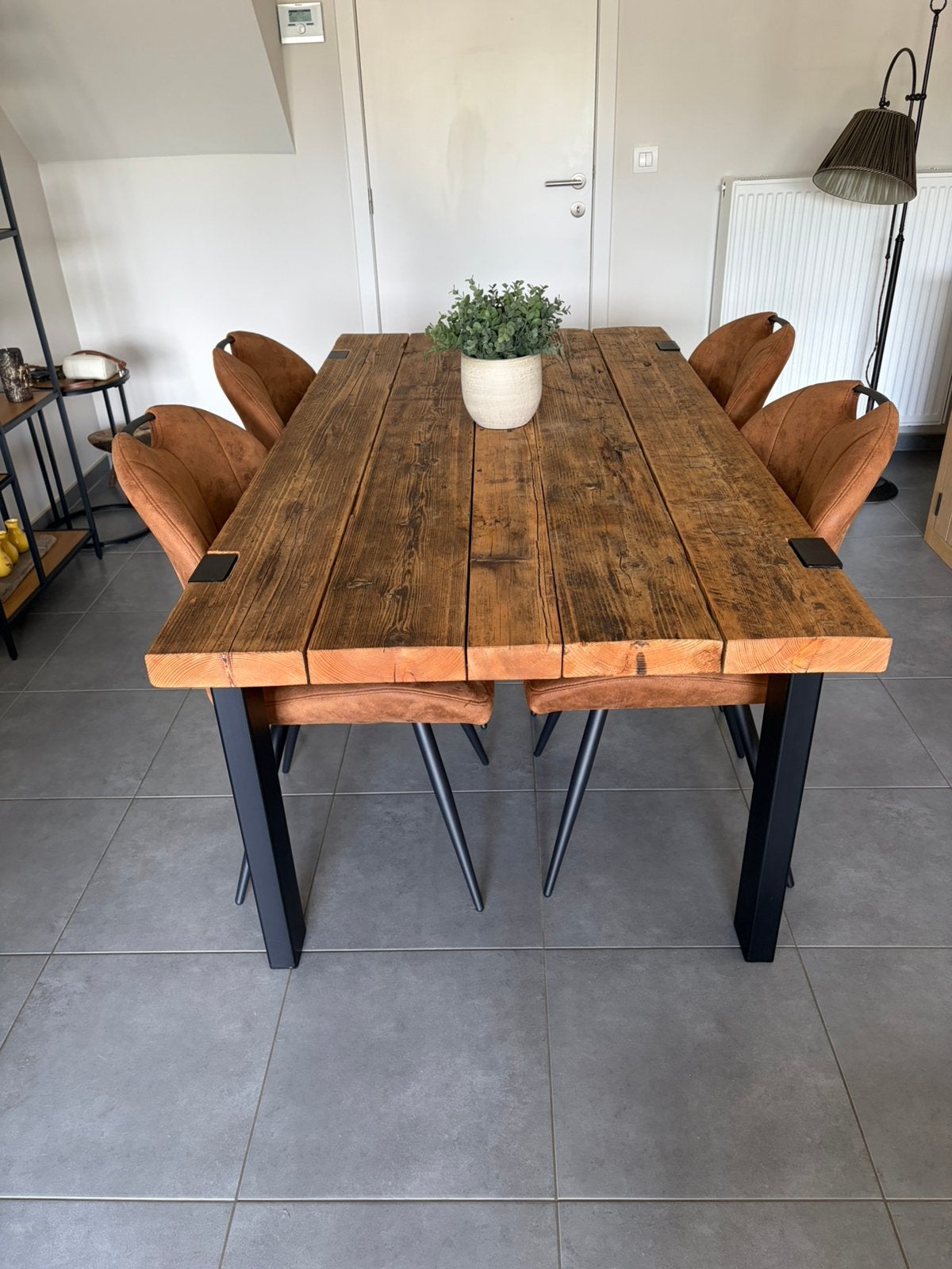 Robuuste houten eettafel met 6 cognackleurige stoelen, Huis en Inrichting, Ophalen, Gebruikt, 50 tot 100 cm, Vijf personen of meer