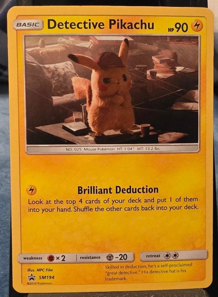 Detective Pikachu SM194 - Black Star Promo - Near Mint, Hobby en Vrije tijd, Ophalen of Verzenden, Zo goed als nieuw, Losse kaart