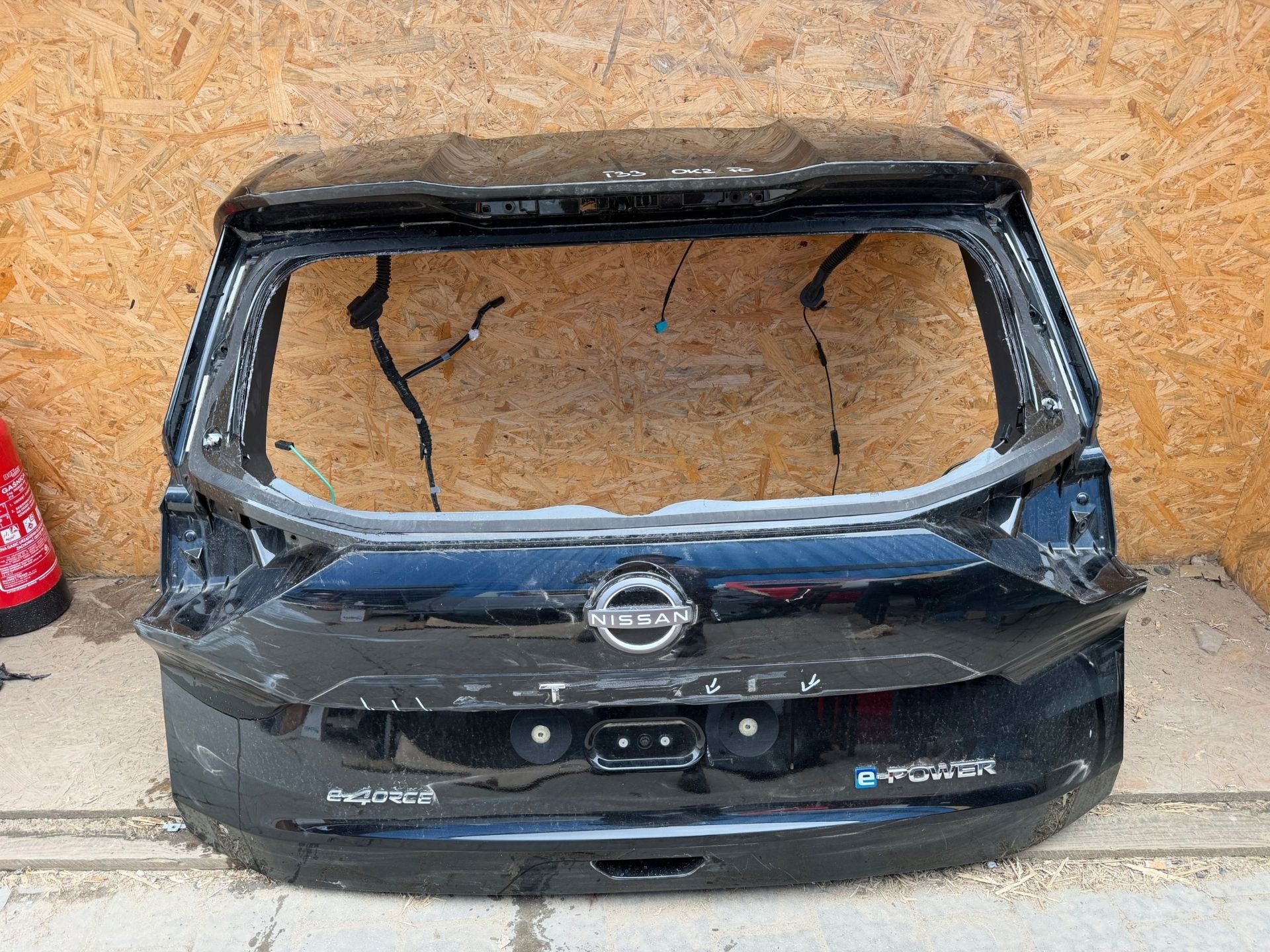 Nissan X-Trail T33 Housse de protection T33, Nissan Motor Co., Ltd., Takashima 1-chome 1-1
220-8686  Yokohama, Utilisé, Porte