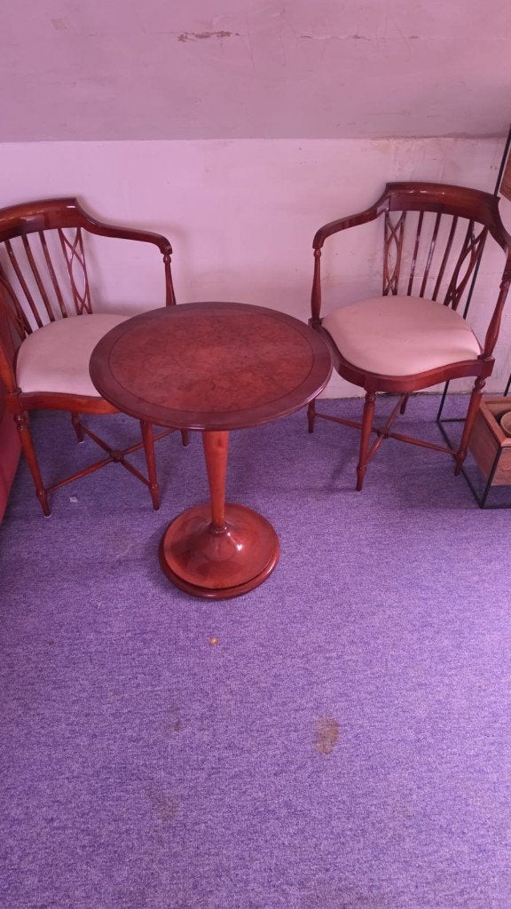 Petite table guéridon en bois et ses 2 chaises assorties, Enlèvement