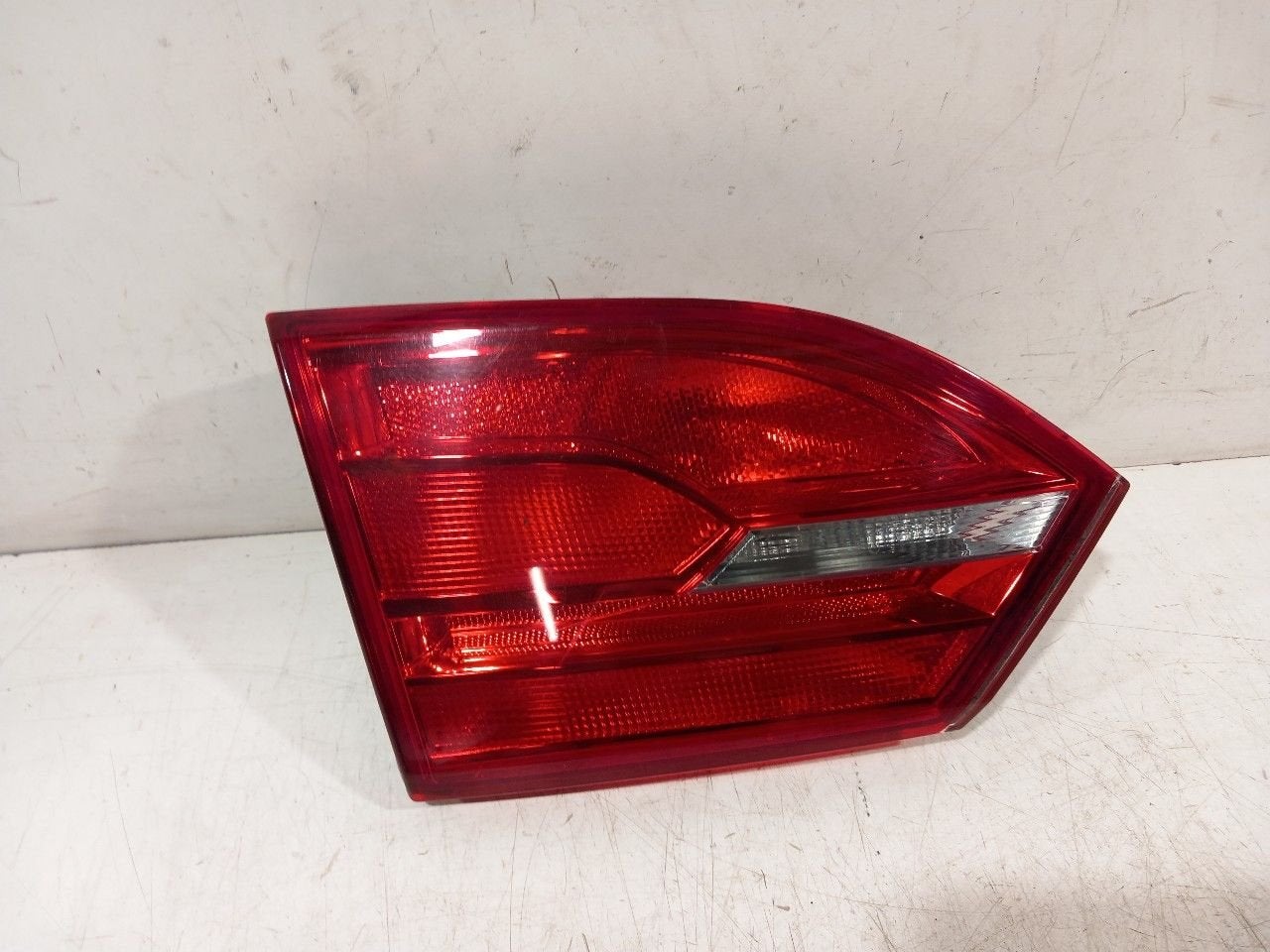 Achterlicht kofferdeksel achterklep links Volkswagen Jetta, Onderdelen@venauto.nl, Van der Ven Autorecycling B.V., Gebruikt, Ettenseweg 76, 4706 PB Roosendaal, The Netherlands