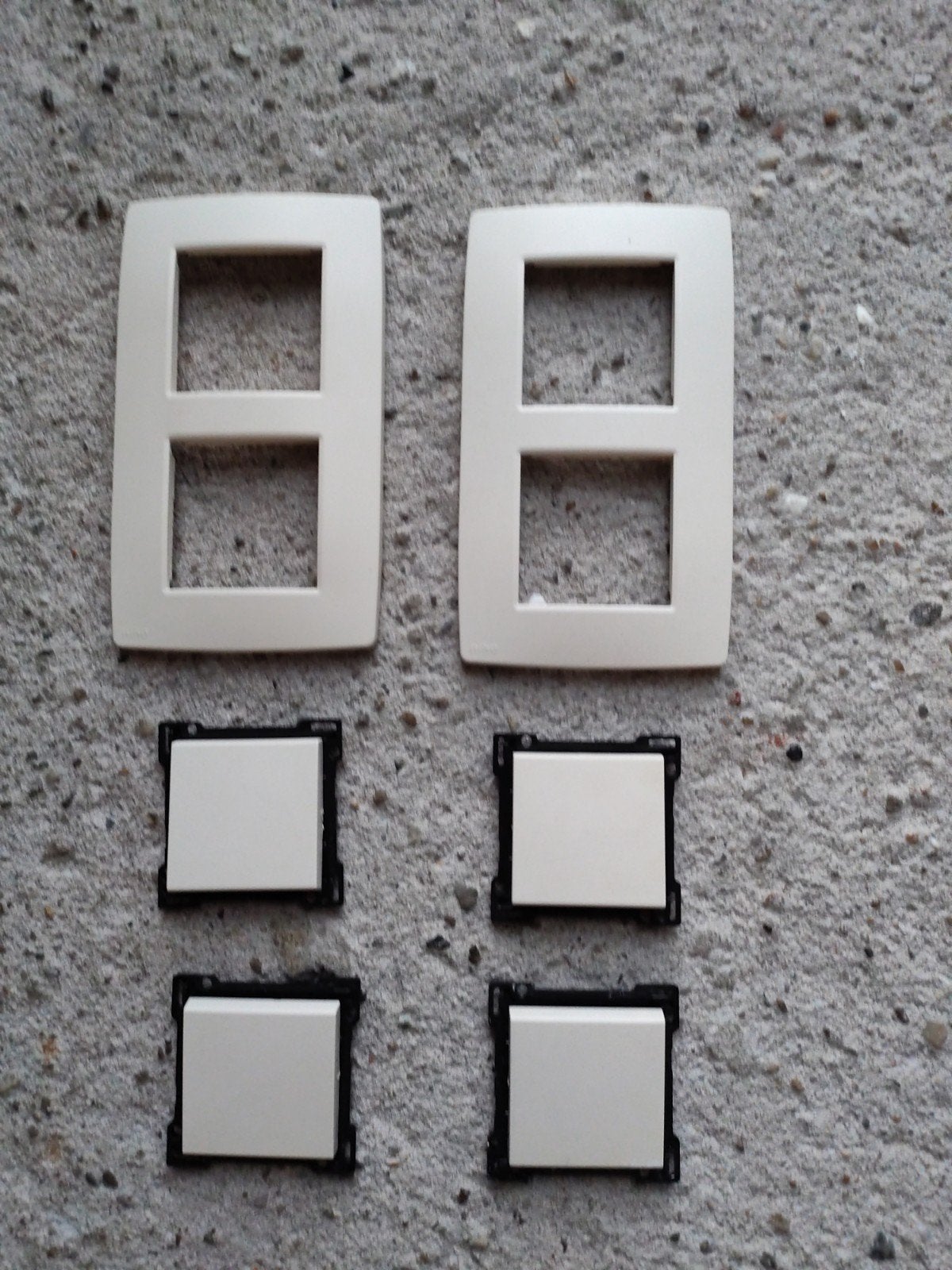 Niko 2 plaques + 4 manettes interrupteur couleur crème, Bricolage & Construction, Enlèvement ou Envoi, Utilisé, Autres marques