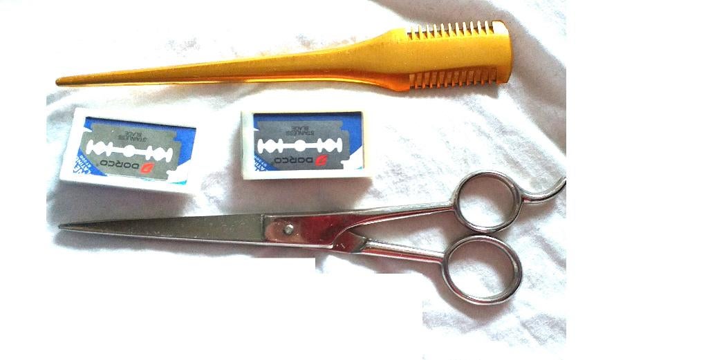 Kappersschaar en scheermesje en 2 stuks van 5 mesjes, Handtassen en Accessoires, Verzenden