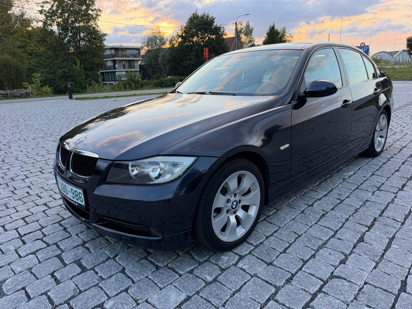 BMW 320I BENZINE E90 EURO4 DIG.AIRCO AUTOMAAT 2 JAAR KEURING, Auto's, BMW, Achterwielaandrijving, 4 cilinders, Blauw, Leder