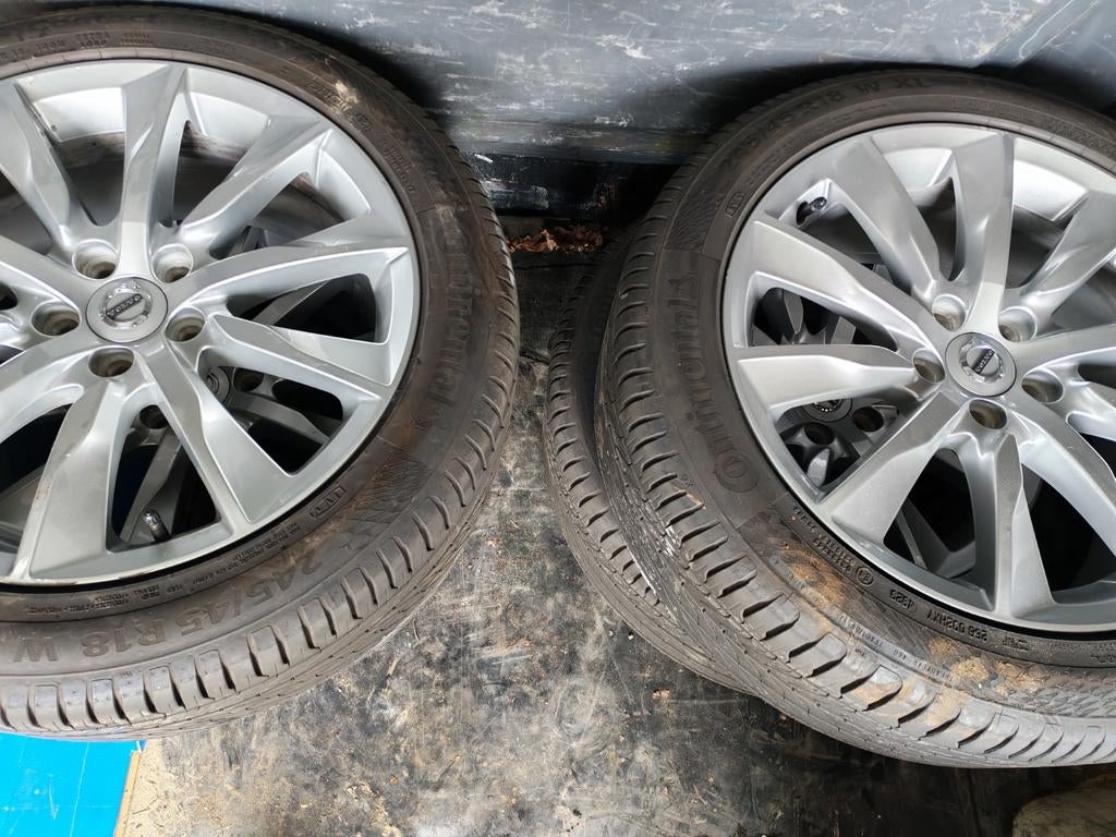 Volvo velgen 245 45 r18, Ophalen, Band(en)