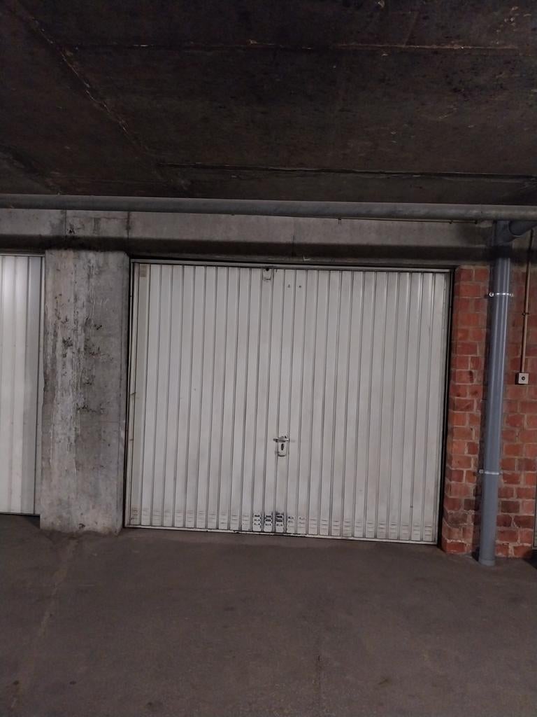 Garage box dans parking d’immeuble privé sécurisé Ganshoren