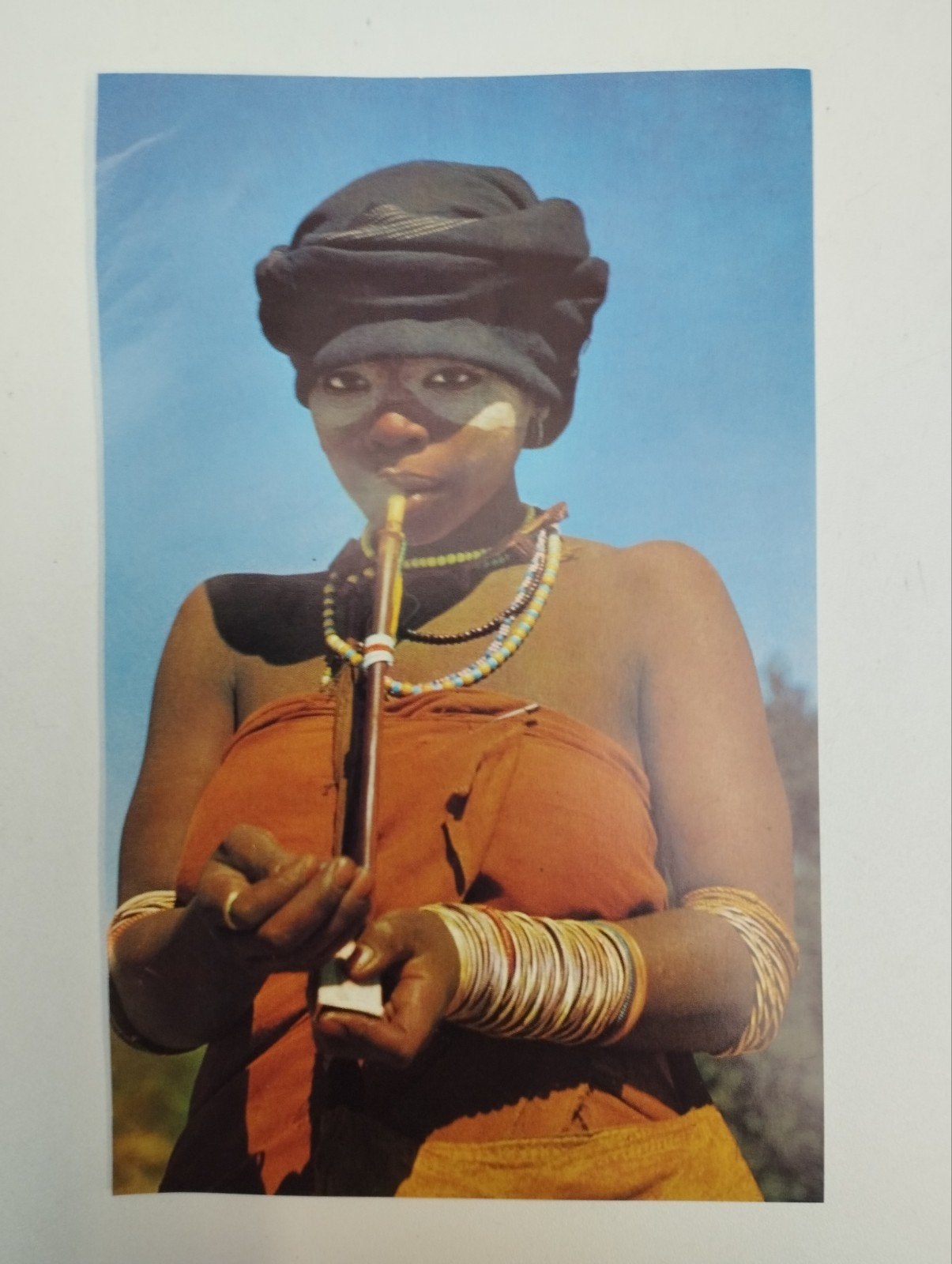 Een prent een dame met een indianen pijp in haar mond kleur, Enlèvement, Gravure