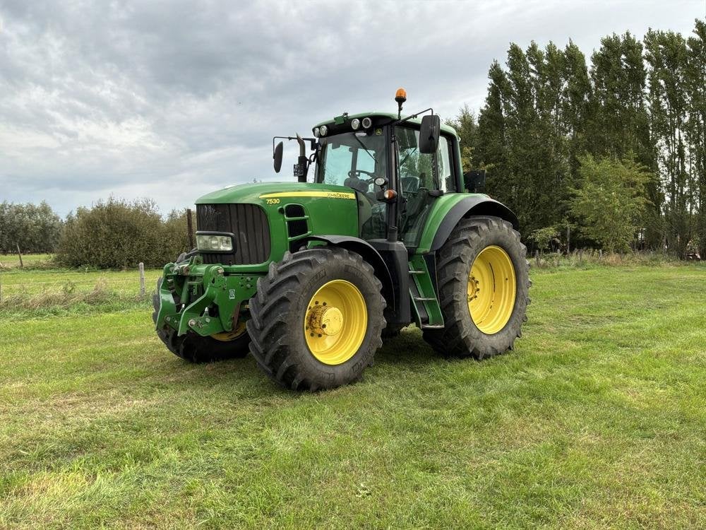 Tracteur John Deere 7530 Premium à quatre roues motrices de, 120 à 160 ch, John Deere