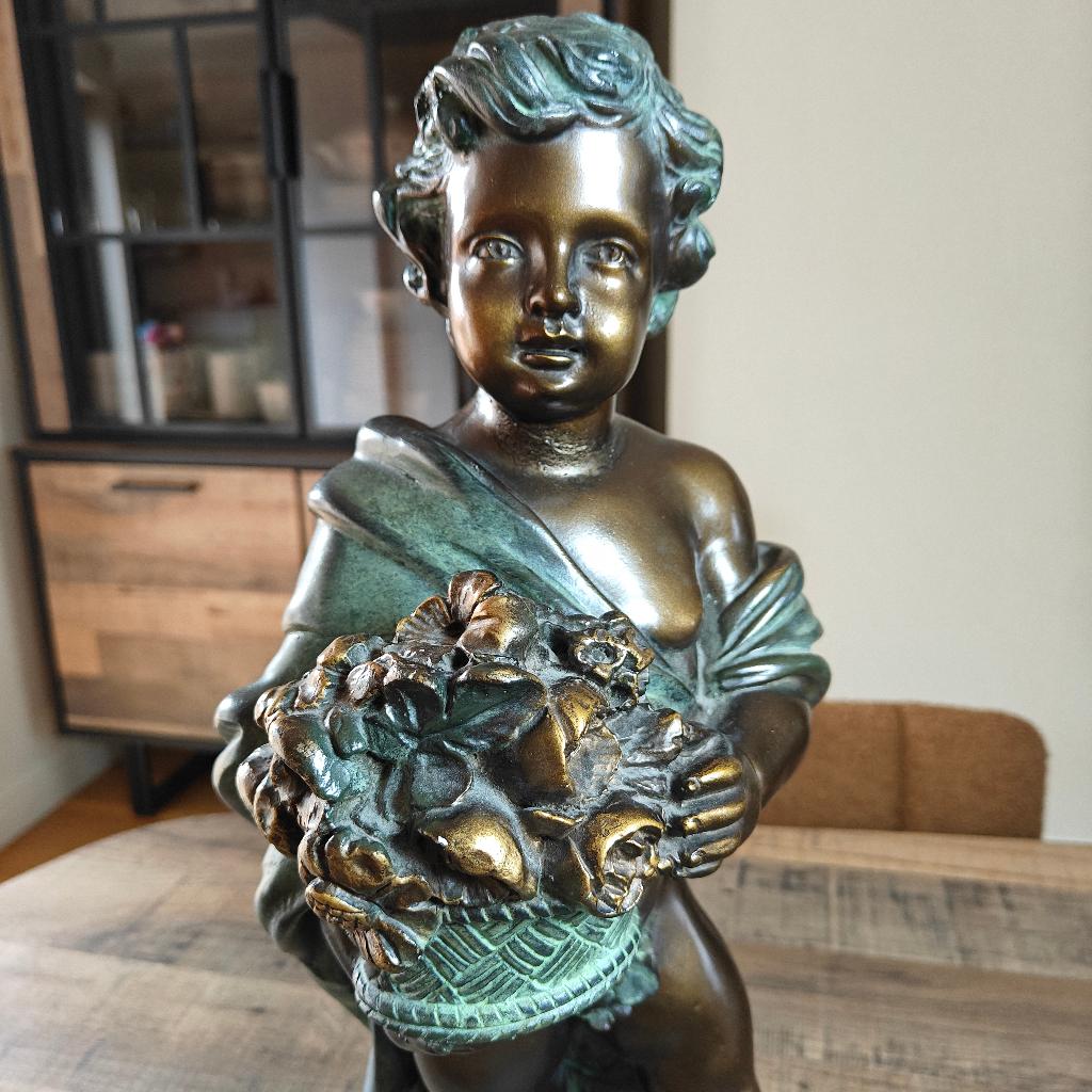Bronzen beeld van kind met bloemenmand 51cm, Antiek en Kunst, Ophalen