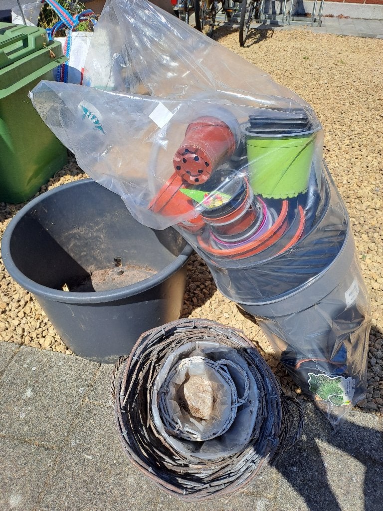 Gratis: binnenpotjes en rieten mandjes, Huis en Inrichting, Woonaccessoires | Schalen en Manden, Ophalen, Gebruikt, Mand, Rond