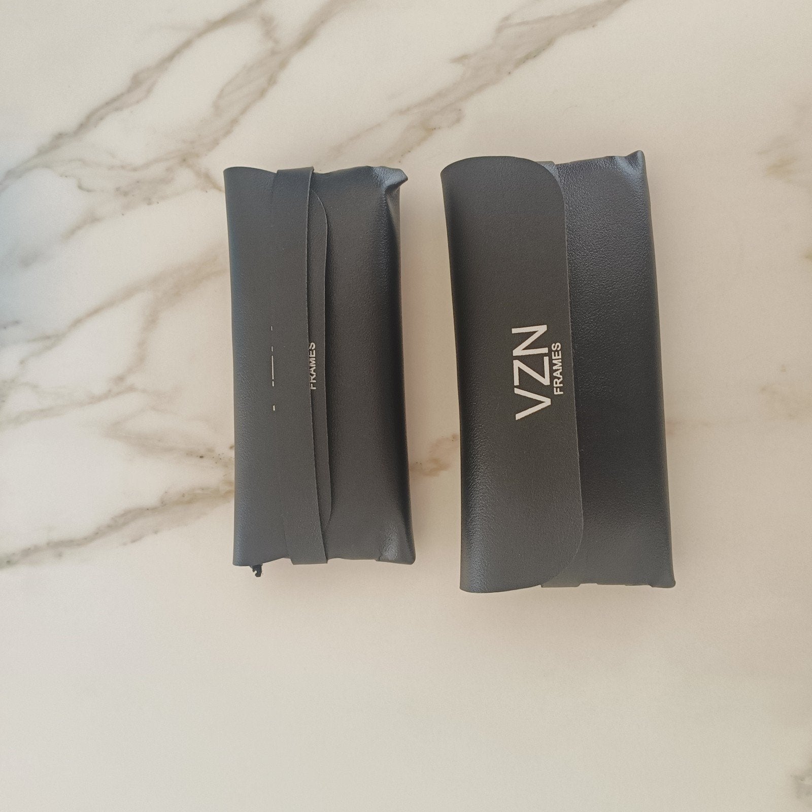 2 zonnebrillen te koop, Ophalen