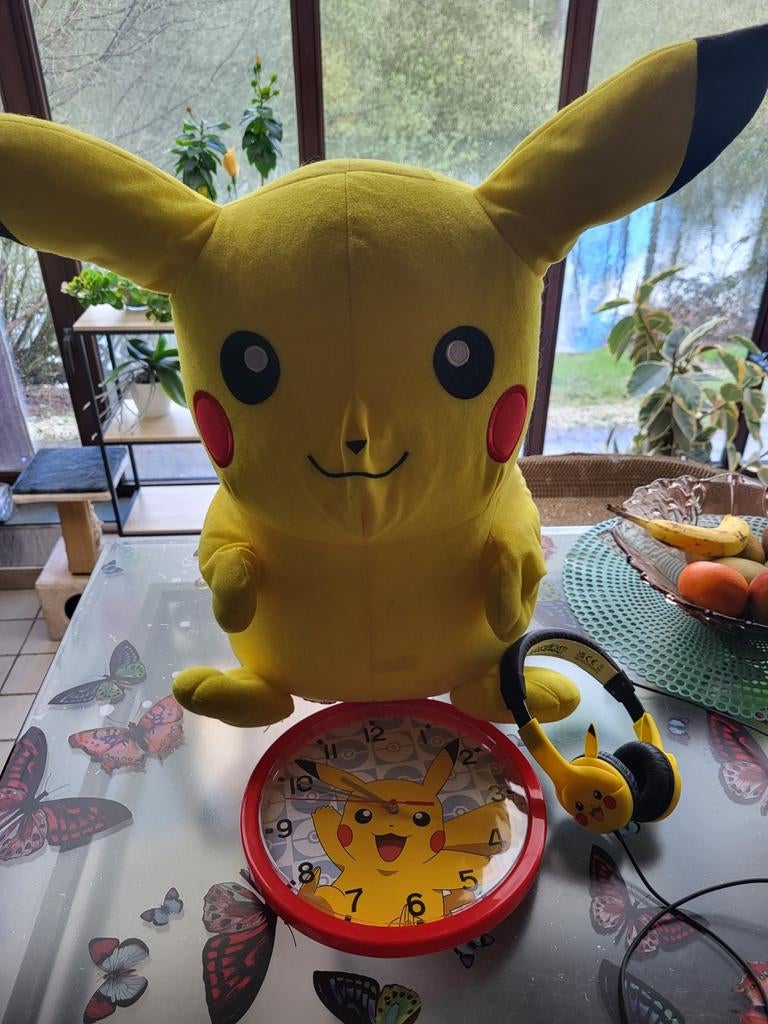 Pikachu knuffel,  klok, koptelefoon, lego en 2 t-shirts, Ophalen