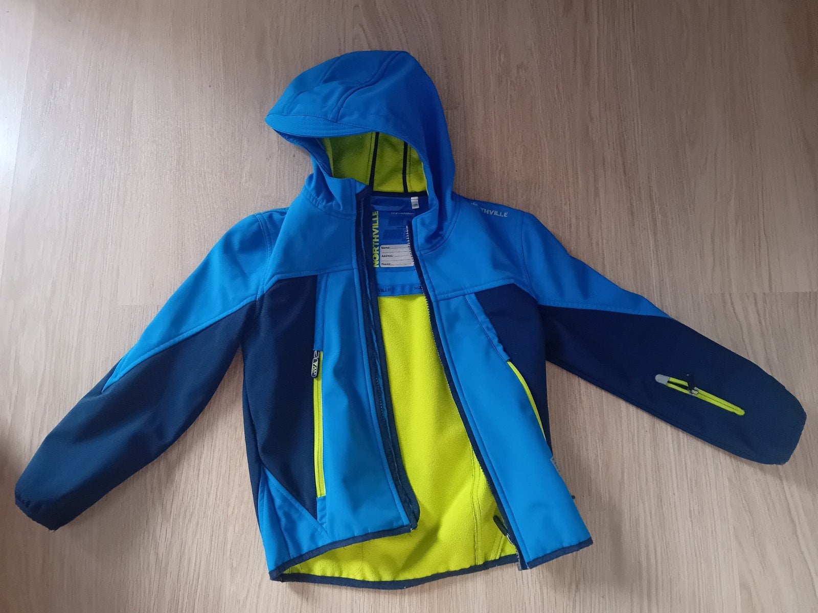 Softshell jas maat 128, Enfants & Bébés, Vêtements enfant | Taille 128, Garçon, Enlèvement ou Envoi, Comme neuf, Northville
