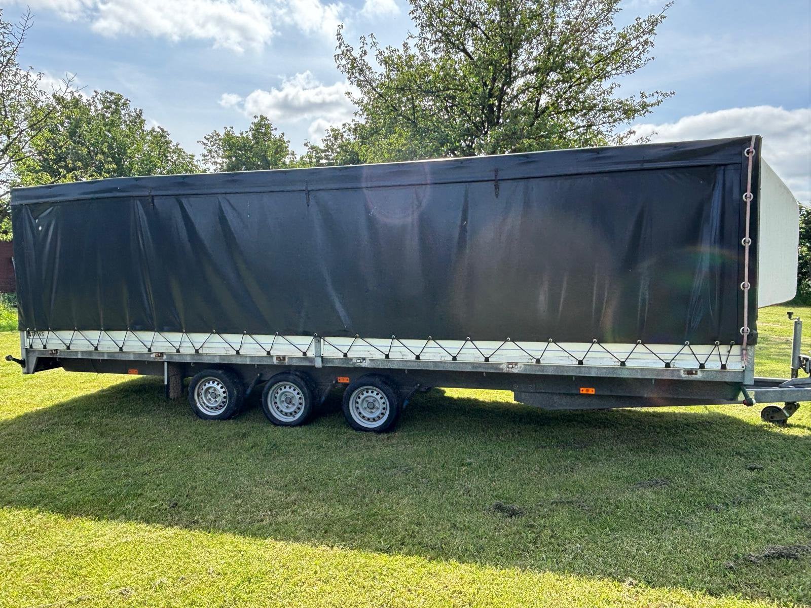Wagon à plateforme avec rideau. 3 essieux. 3500 kg., Autos : Divers, Enlèvement, Comme neuf