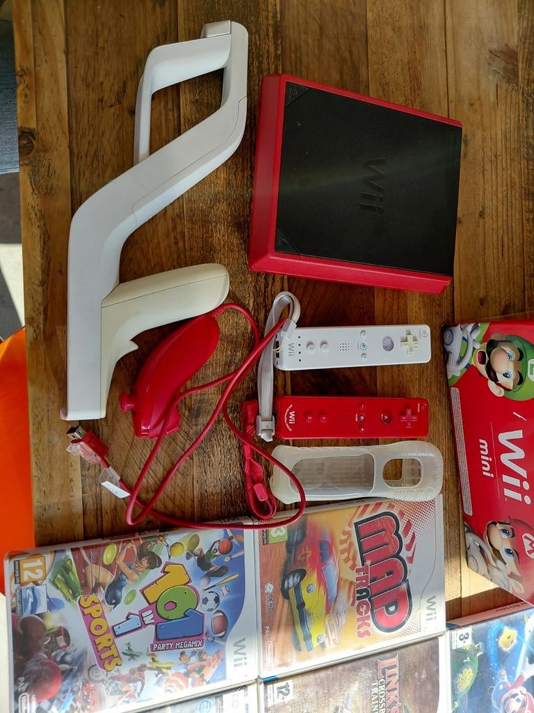 Wii Mini + games  +kabels, Ophalen, Gebruikt, Met 2 controllers, Met games