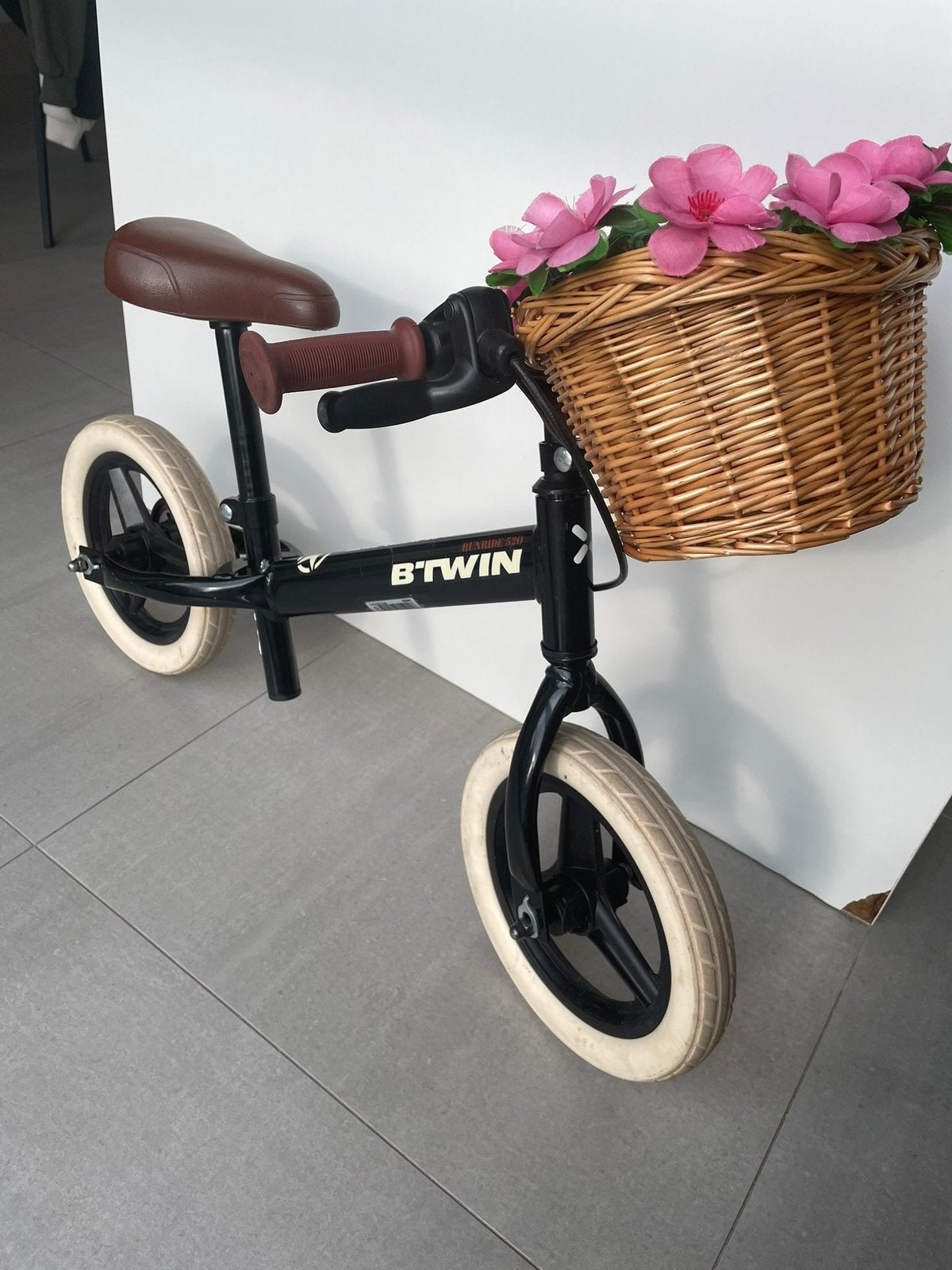 Mooie B’twin loopfiets met rieten mand - uniek exemplaar, Enlèvement, Comme neuf, Vélo d'équilibre