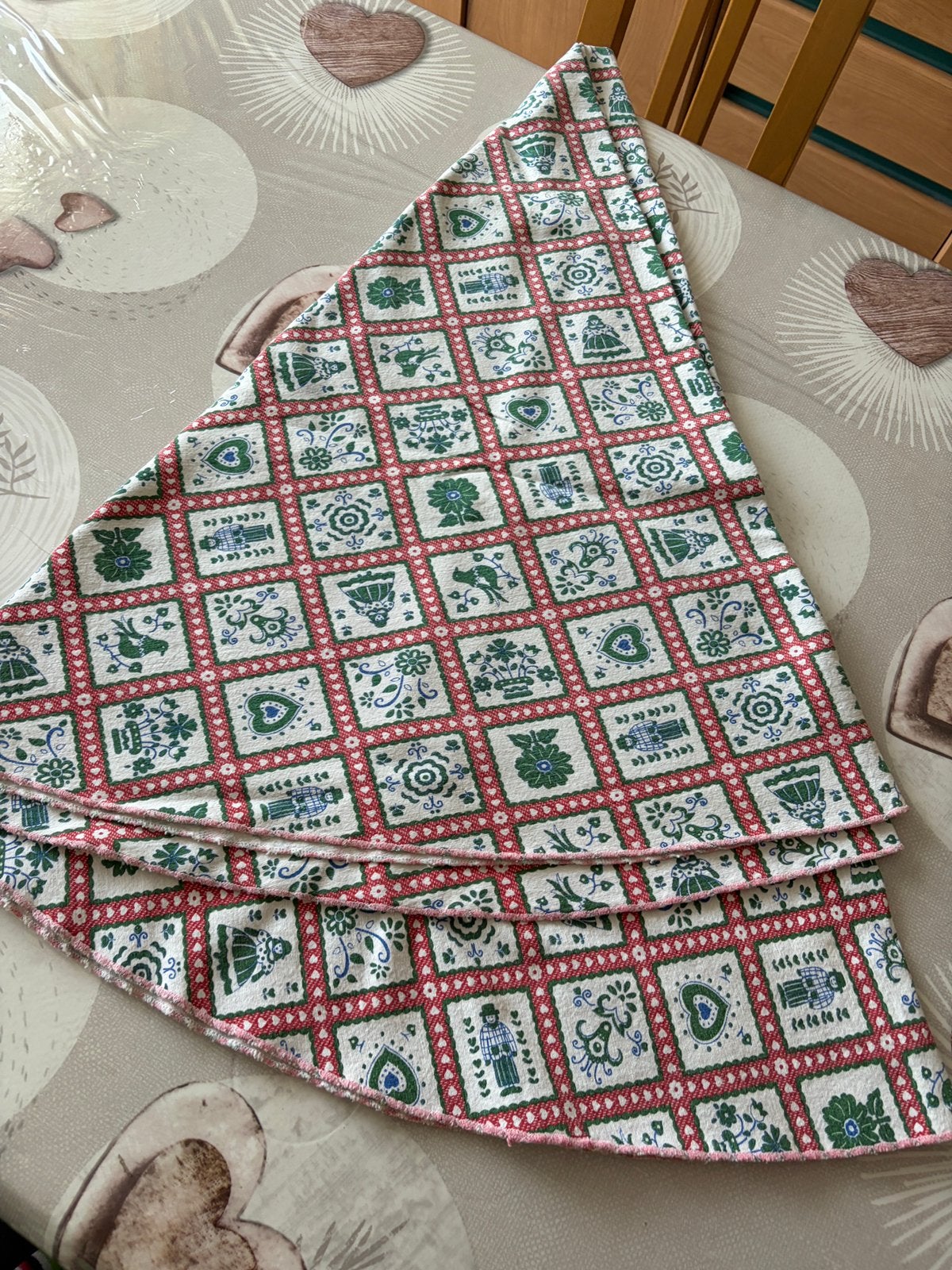 Ovaal tafelkleed/vintage stof met volkspatronen, Huis en Inrichting, Keuken | Textiel, Ophalen of Verzenden, Zo goed als nieuw