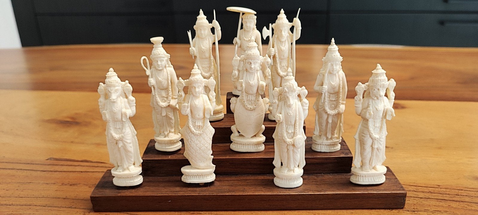 Indian ivory 10 beeldjes op houten sokkel, Antiek en Kunst, Ophalen of Verzenden, Beeld
