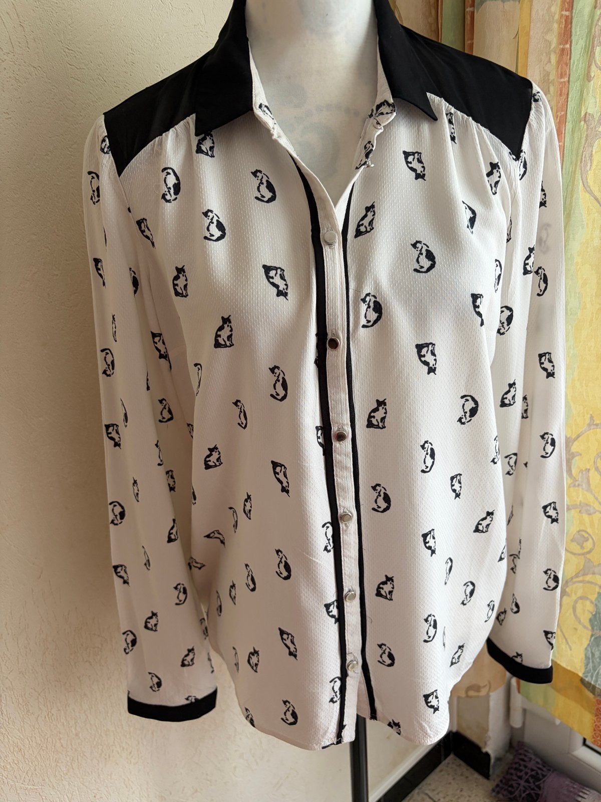 Wit hemd met kattenprint - Naf Naf - Maat 42, Kleding | Dames, Blouses en Tunieken, Ophalen of Verzenden, Zo goed als nieuw, Wit