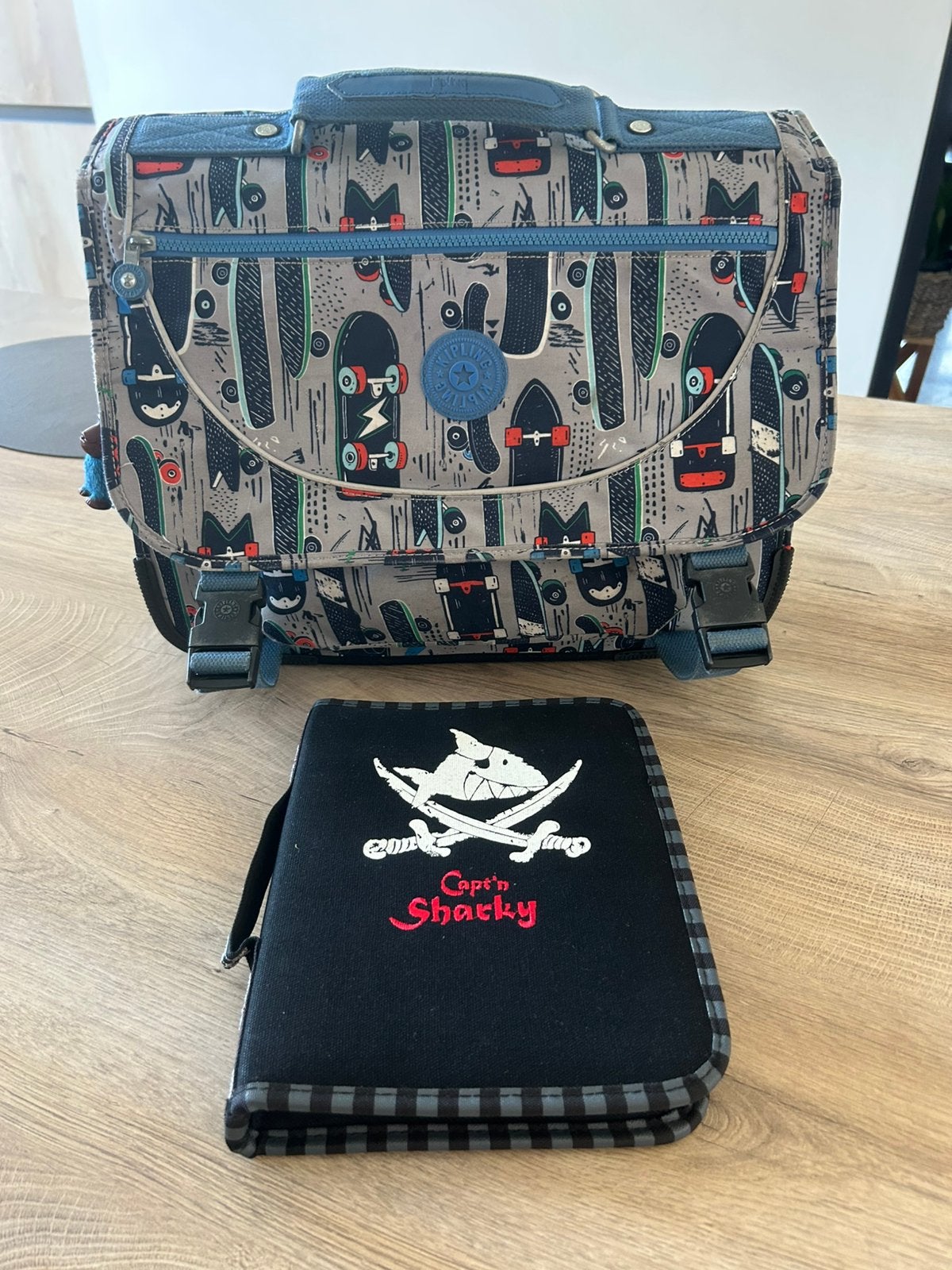 Schooltas Kipling skateboards met gratis pennenzak., Enlèvement ou Envoi, 30 à 40 cm, Utilisé, Bleu
