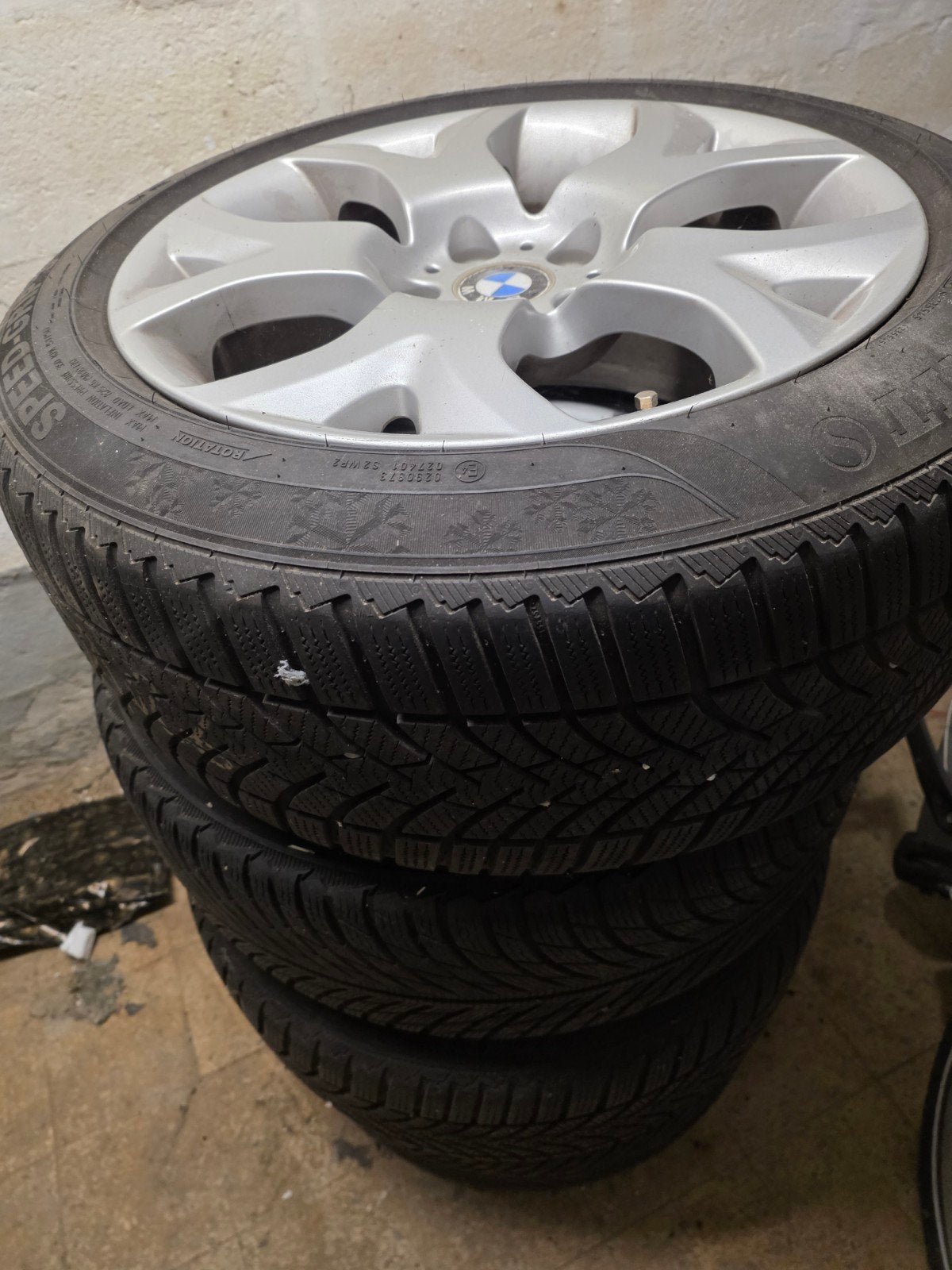 bmw jantes et pneus hiver 235 50 18 en etat neuf les 4, Autos : Pièces & Accessoires, Neuf, Pneus et Jantes, Pneus hiver, 18 pouces