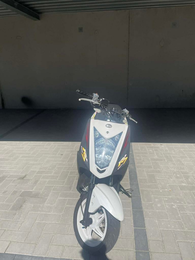 Kymco agility 50 RS 2 takt a klasse, Fietsen en Brommers, Ophalen, Zo goed als nieuw