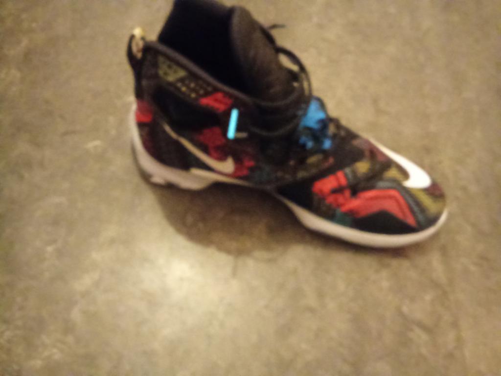 Basket chaussures sport Nike LeBron neuf
